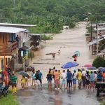 Viviendas arrastradas por el río, barrios inundados, deslizamiento de lomas y otras emergencias se viven en la provincia de Esmeraldas.