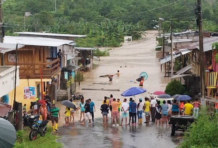 Viviendas arrastradas por el río, barrios inundados, deslizamiento de lomas y otras emergencias se viven en la provincia de Esmeraldas.