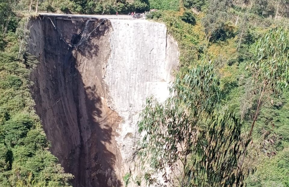 Avenida de los conquistadores Guápulo Quito derrumbe deslave