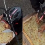 A un repartidor lo captaron disfrutando de una rebanada de pizza que estaba destinada a un cliente en México.