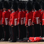 Tres militares se desmayan por el calor frente al príncipe Guillermo