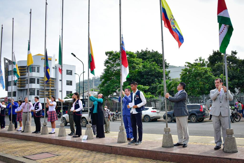 Con la izada de las banderas de Ecuador, Manabí y los 22 cantones de la provincia se inició el Mes del Manabitismo.