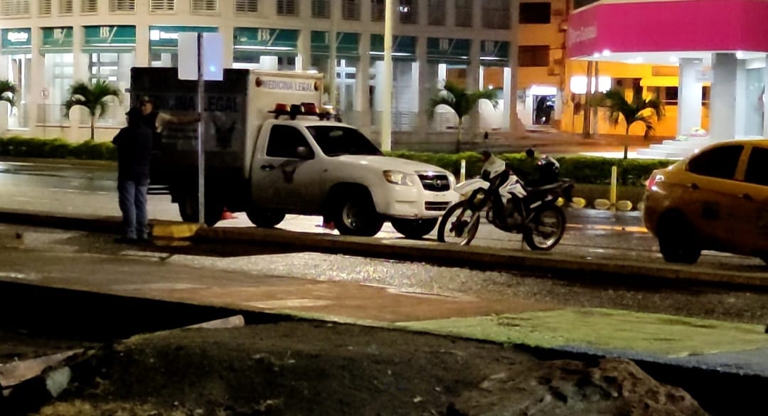 Policías llegaron hasta el muelle flotante para realizar las respectivas investigaciones de este hecho.