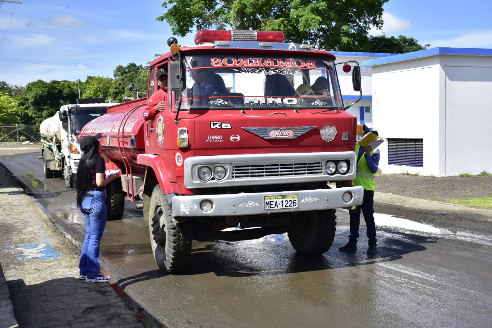 Aún continúa el abastecimiento de agua potable por medio de tanqueros a toda la ciudad.