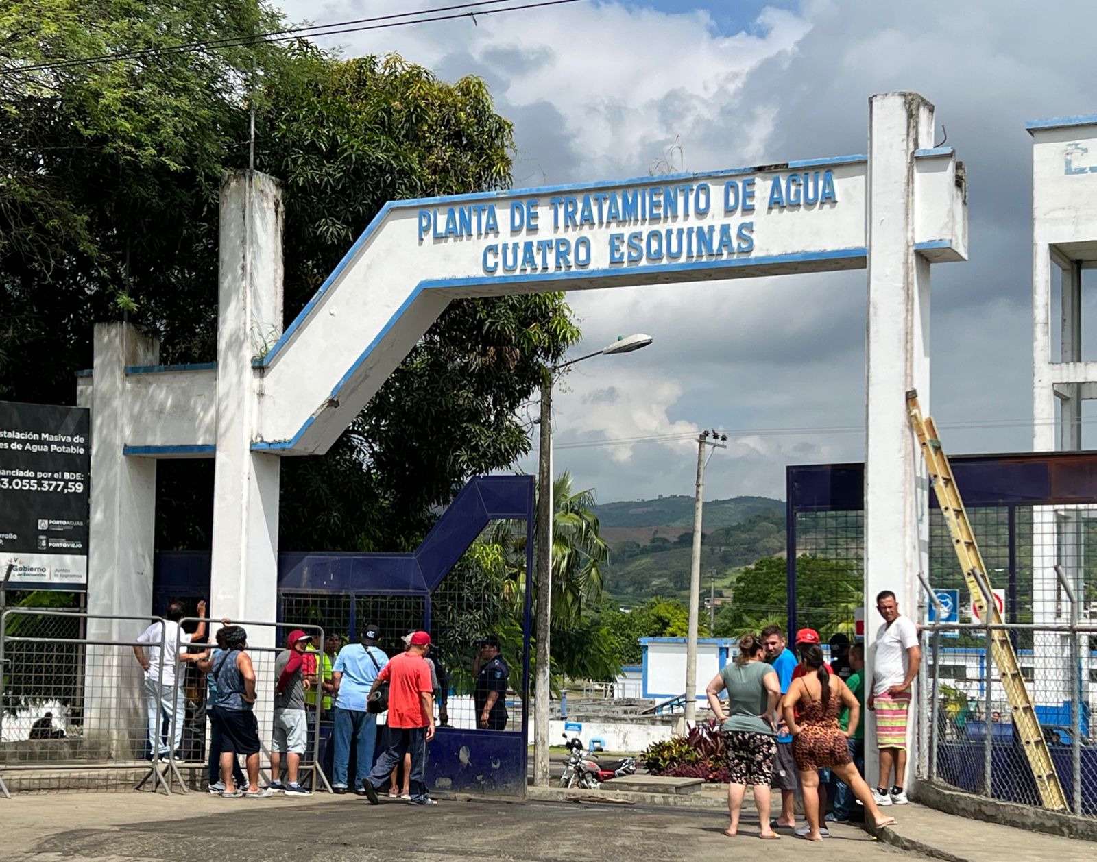 Pese a que el 70% de Portoviejo ya recibe agua potable a través de tuberías, hay quienes aún claman por el servicio.