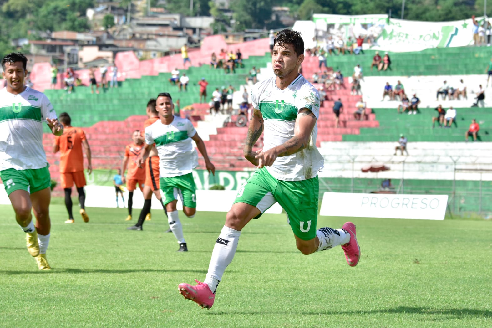 Liga de Portoviejo se hizo de una goleada frente a New Porto. Esto en la cuarta fecha del torneo provincial de ascenso.