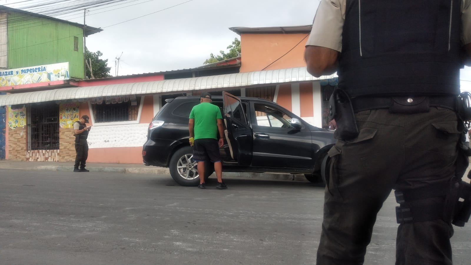 Desconocidos disparan contra ocupantes de un vehículo