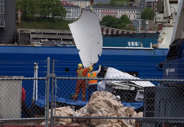 EEUU.- La Guardia Costera de Canadá recibe los restos del sumergible Titan diez días después de su implosión