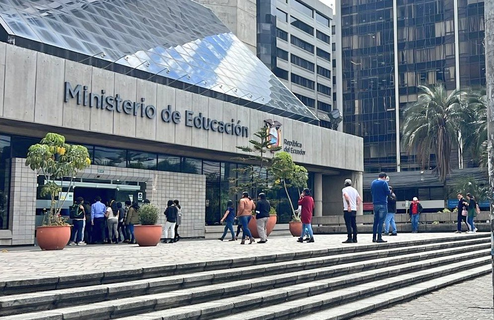 Susto por amenaza de falsa bomba en sede del Ministerio de Educación en Quito