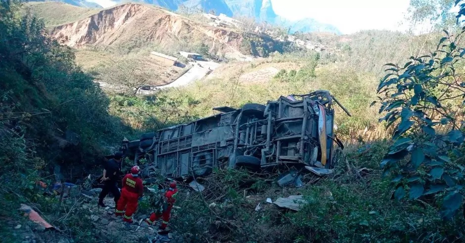 El bus de dos pisos de la empresa de Transporte Especial Cotrina Buss cayó a un abismo y dejó hasta el momento diez fallecidos.