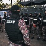 Policías y militares rescataron a un total de 106 guías penitenciarios que permanecían retenidos en cinco cárceles del país.