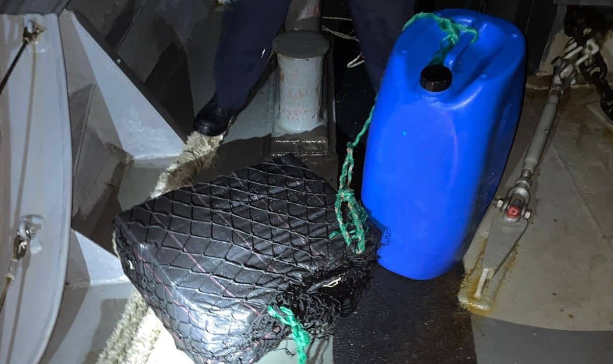 Un saco que contenía varios paquetes de droga fue localizado por agentes de la Armada del Ecuador.