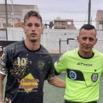 En redes sociales, se viralizó un video en el que un futbolista argentino pateó en la cabeza a un árbitro de fútbol amateur.