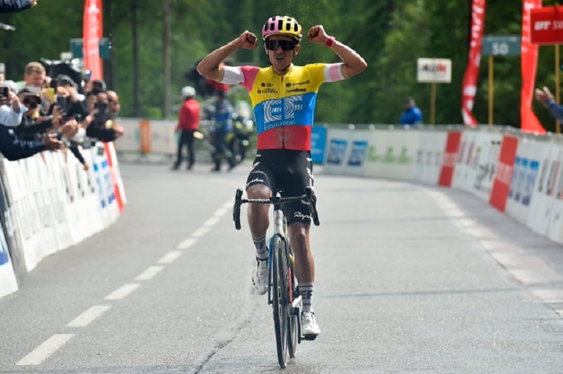 Richard Carapaz sufre caída en la etapa 1 del Tour de Francia