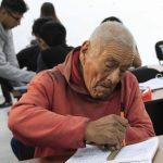 Un hombre de 86 años de edad ha capturado la atención de miles de personas al alcanzar su sueño: obtener un título universitario.