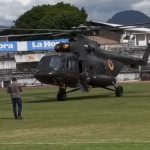 Un helicóptero de la Fuerza Aérea Ecuatoriana (FAE) aterrizó en el estadio Olímpico de la Ciudad de Ibarra.