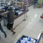 Dos supuestos ladrones que participaron del asalto en un supermercado salieron del hospital, rumbo a prisión.