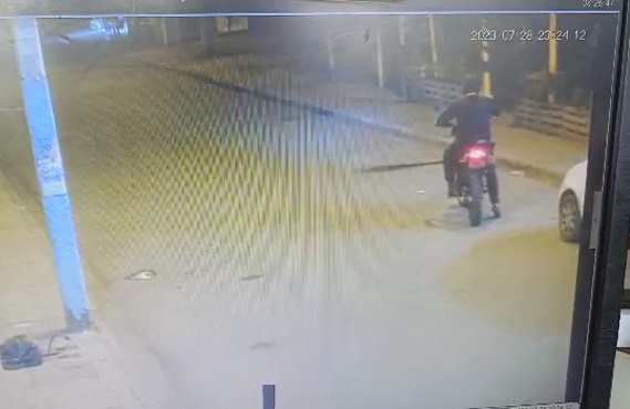 Momento en que sicario disparó contra un niño quedó grabado en cámara de seguridad