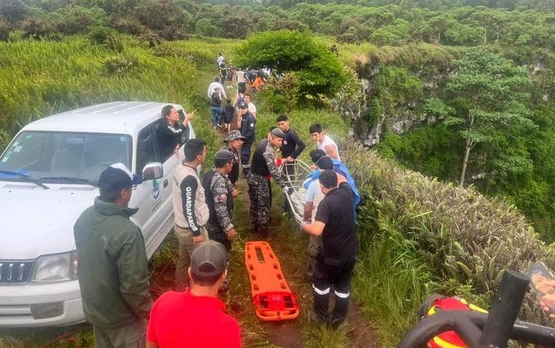 A un niño francés de 8 años lo rescataron los bomberos tras caer a un cráter volcánico de las Islas Galápagos.