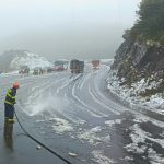 Varios vehículos quedaron atrapados en el sector La Virgen de Papallacta-Baeza, en Napo, debido a la caída de nieve.