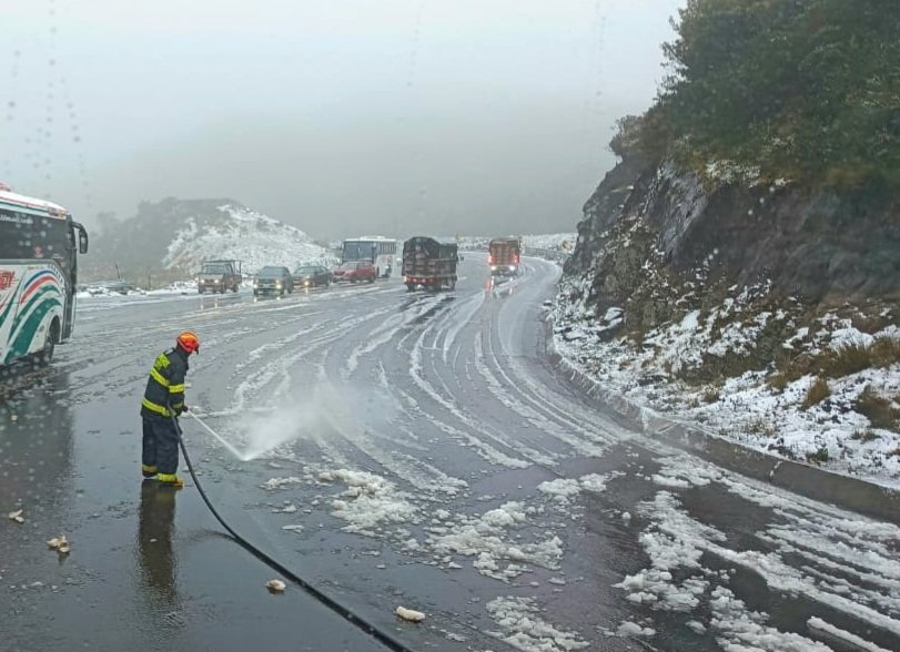 Varios vehículos quedaron atrapados en el sector La Virgen de Papallacta-Baeza, en Napo, debido a la caída de nieve.