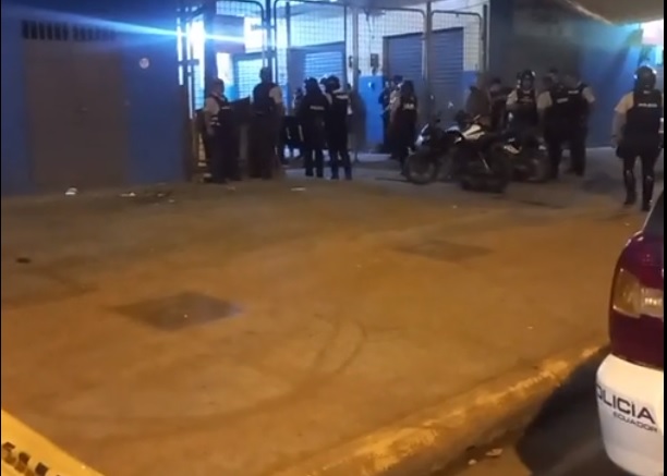 Un supuesto sicario fue dado de baja por un agente de la Policía en el mercado de la parroquia San Pablo, de Portoviejo.