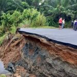 La vía que une la provincia de Esmeraldas con el norte de Manabí quedó inhabilitada tras la destrucción de una alcantarilla, producto de un socavón.