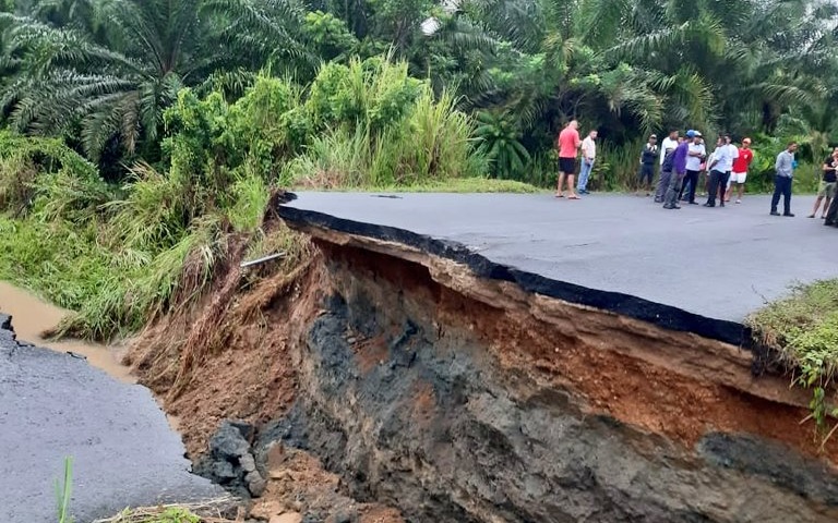 La vía que une la provincia de Esmeraldas con el norte de Manabí quedó inhabilitada tras la destrucción de una alcantarilla, producto de un socavón.