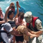 A una mujer que practicaba el deporte de snorkel Galápagos la mordió un tiburón, esto en las islas Galápagos.