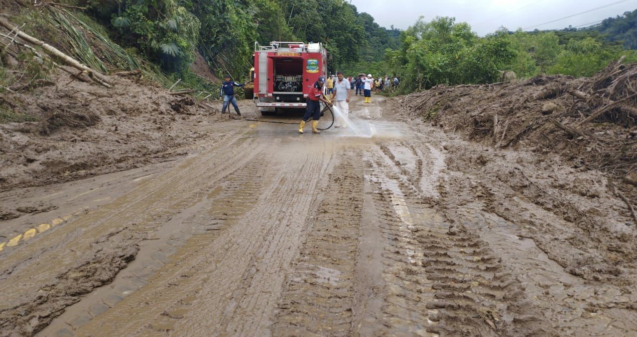 Tras permanecer 17 horas cerrada la principal carretera que une Manabí y Santo Domingo, finalmente se habilitó la circulación vehicular.