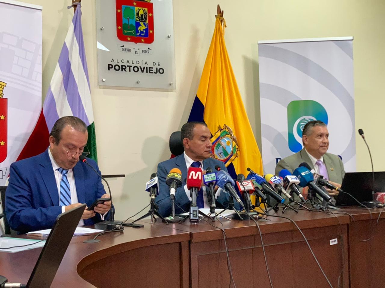 En rueda de prensa el alcalde de Portoviejo, Javier Pincay, aseguró que sigue al frente de la administración del municipio y que no ha sido destituido.
