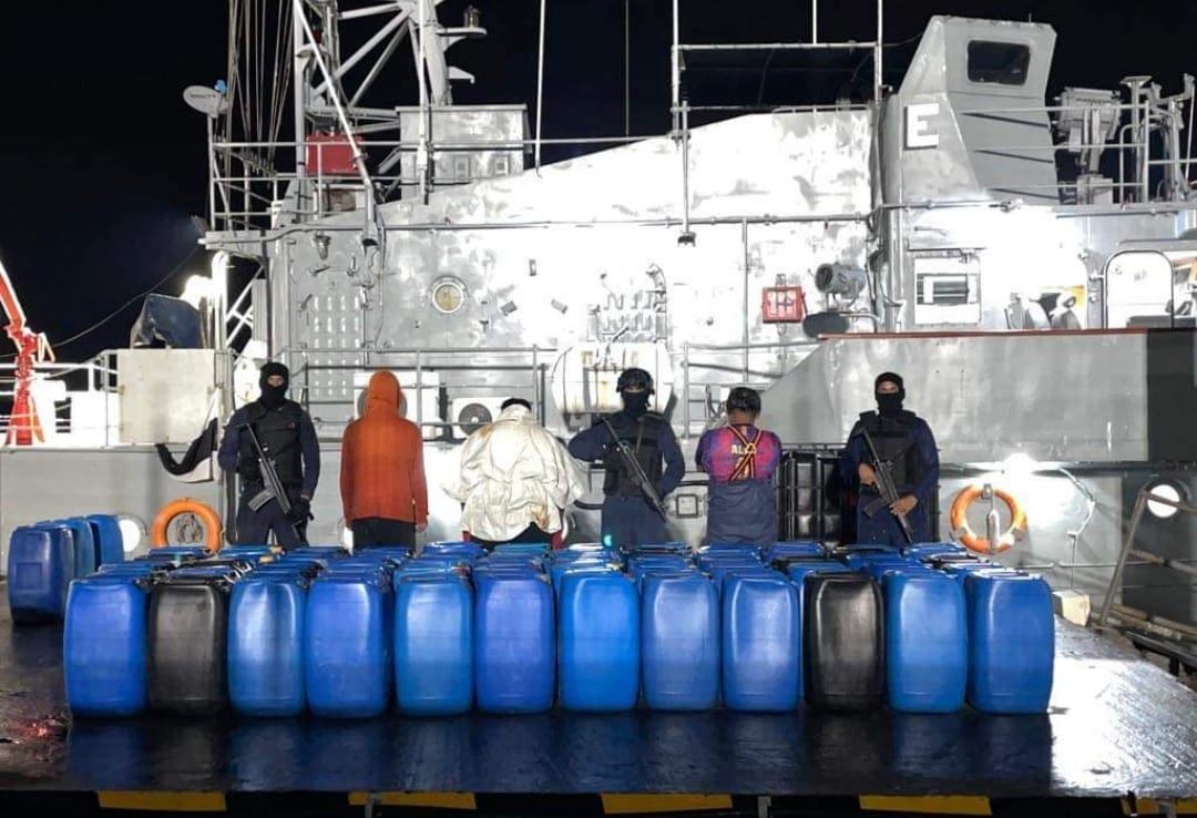 La Armada del Ecuador interceptó una "gasolinera flotante" en el mar, precisamente frente a las costas de Manta.