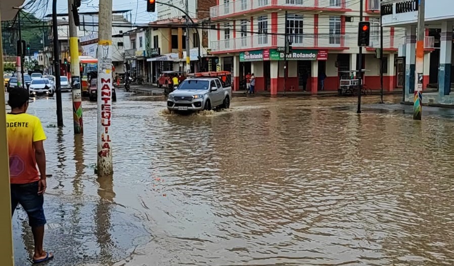 Tras una fuerte lluvia de casi dos horas, en Chone, se presentaron afectaciones en una vivienda y en tres unidades educativas.