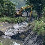 La limpieza del canal de captación de agua de la planta Cuatro Esquinas se tardará dos horas más de lo previsto.