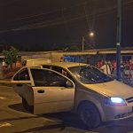 Un hombre y una mujer que iban en un carro fueron baleados
