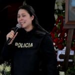 Rosita Saldarriaga, esposa del asesinado alcalde de Manta, Agustín Intriago, llegó al velorio público usando un chaleco antibalas.