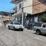 En pleno centro de Manta un hombre resultó herido de bala en un intento de asesinato, informaron fuentes policiales.