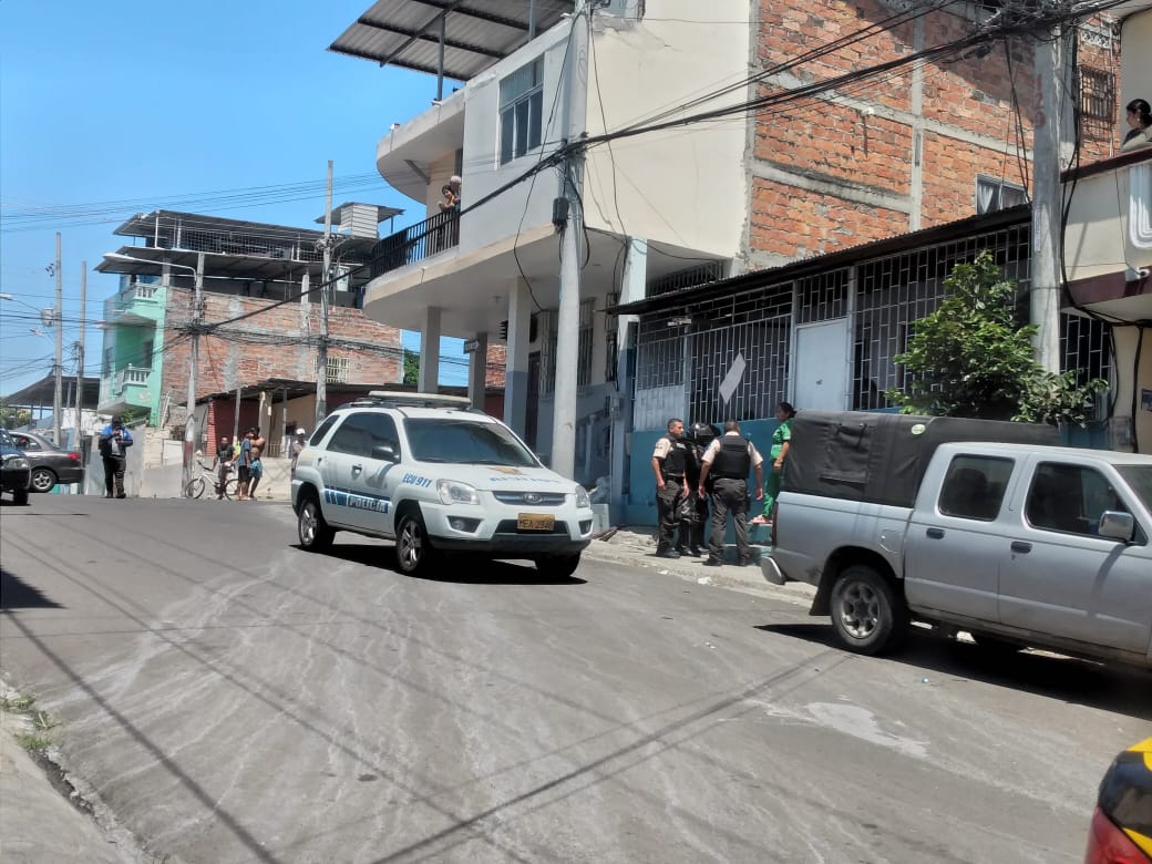 En pleno centro de Manta un hombre resultó herido de bala en un intento de asesinato, informaron fuentes policiales.