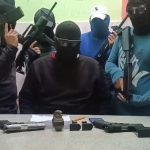 Un grupo conformado por cinco delincuentes armados y encapuchados amenazó a un oficial de la Policía a través de un video.