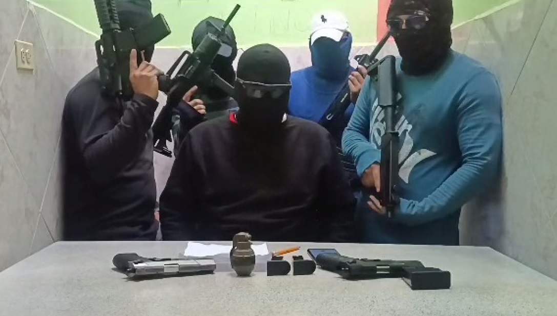 Un grupo conformado por cinco delincuentes armados y encapuchados amenazó a un oficial de la Policía a través de un video.