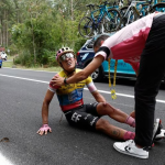 Richard Carapaz se retira del Tour de Francia tras sufrir caída