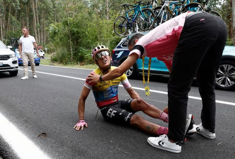 Richard Carapaz se retira del Tour de Francia tras sufrir caída
