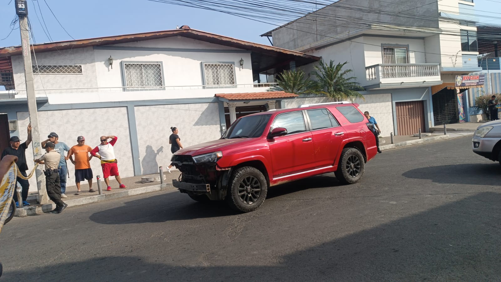 Asesinos iban por el dueño del carro rojo que estaba en el taller