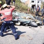 Un auto quedó completamente destruido tras ser aplastado por un tanquero que transportaba combustible.