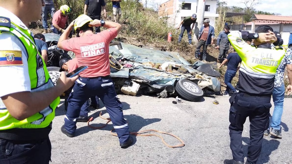 Un auto quedó completamente destruido tras ser aplastado por un tanquero que transportaba combustible.