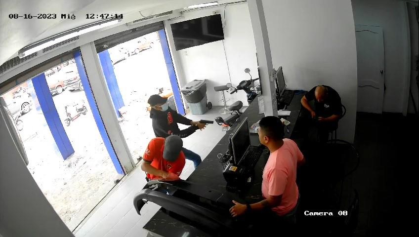 Por aparentemente negarse a pagar "vacunas" a la delincuencia, el dueño de un local comercial fue asesinado.