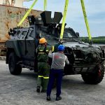 Un lote de 20 vehículos táctico-blindados llegó al puerto de Guayaquil a bordo de un barco mercante.