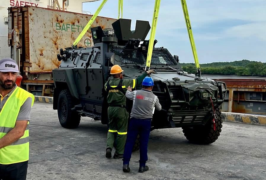 Un lote de 20 vehículos táctico-blindados llegó al puerto de Guayaquil a bordo de un barco mercante.