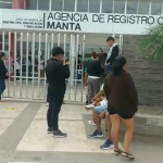 Ciudadanos acuden a última hora al Registro Civil a sacar la cédula