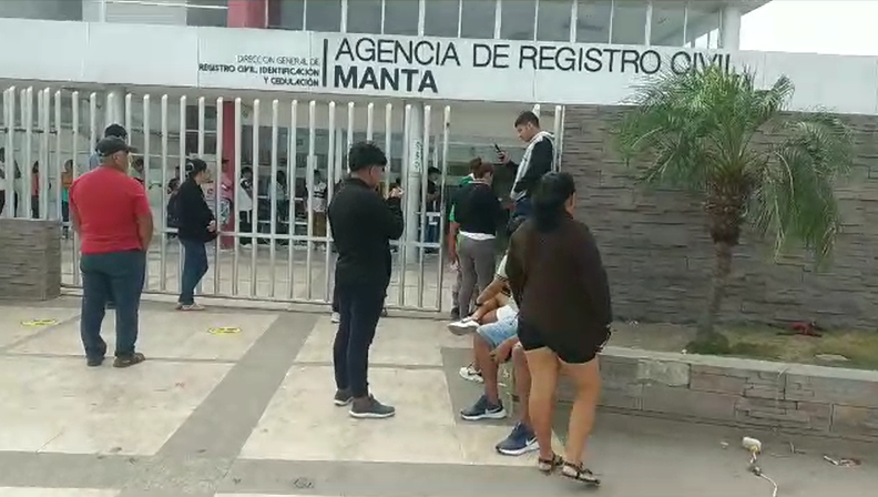 Ciudadanos acuden a última hora al Registro Civil a sacar la cédula